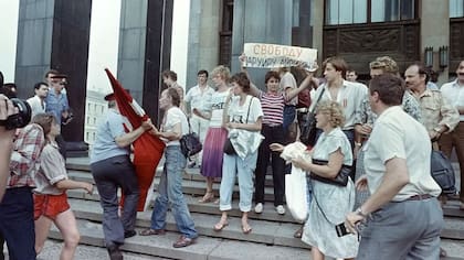 Las políticas de Gorbachov permitieron la libertad de expresión y la impresión de libros que bajo gobiernos comunistas anteriores estaban prohibidos