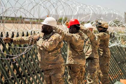 Las políticas migratorias de Abbott incluyen la expansión de boyas con alambre de púas y la construcción de un muro en la frontera con México