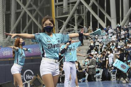 Las porristas con tapabocas durante e primer juego de beisbol de la Serie Coreana d, el martes 17 de noviembre 2020