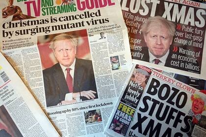 Las portadas de diarios de Gran Bretaña del sábado pasado en donde dicen que el primer ministro Boris Johnson canceló los planes navideños