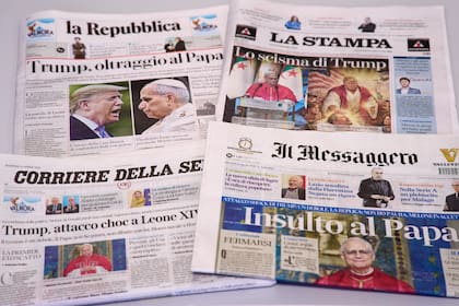 Las portadas de diarios italianos sobre los comentarios peyorativos proferidos por el presidente estadounidense Donald Trump contra el papa León XIV