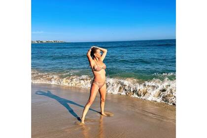 Las postales de Nicole mostrando su pancita en las playas de Punta del Este