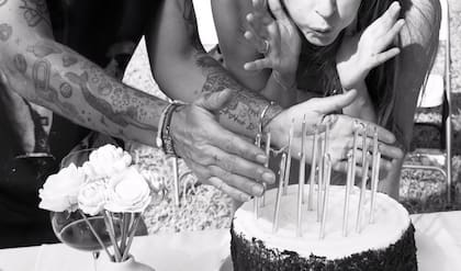 Las postales que confirman la relación entre el cantante y la actriz (Captura: Instagram @unlunar)