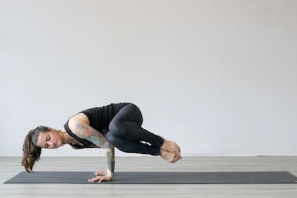 Las posturas de yoga favorecen la relajación y aumentan el tono muscular