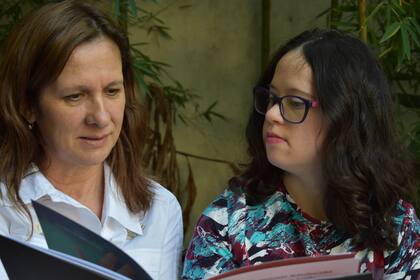 Marisa Aguirre, autora de "Las preguntas de Delfina", y su hija