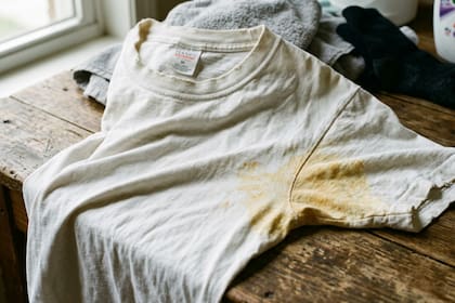 Las prendas blancas pueden presentar manchas amarillentas (Foto: Generada con IA - Gemini)