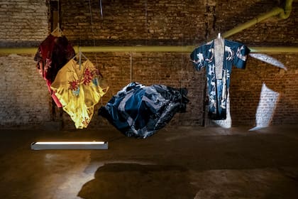 Las prendas de Guillermina Lynch son de terciopelo teñido artesanalmente con solidago y están trabajadas con serigrafía experimental con brocado serigráfico.