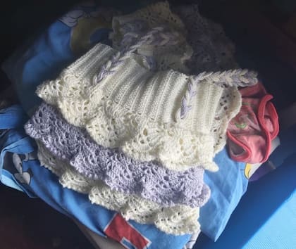 Las prendas de la niña que era inducida sexualmente por su padre para distribuir las fotos en la Deep Web