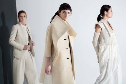 Las prendas de Sartori son una fusión de lo industrial con lo artesanal