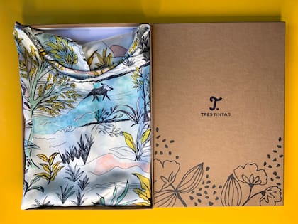 Las prendas de Tres Tintas vienen en una edición especial de cajas dibujadas para atesorar