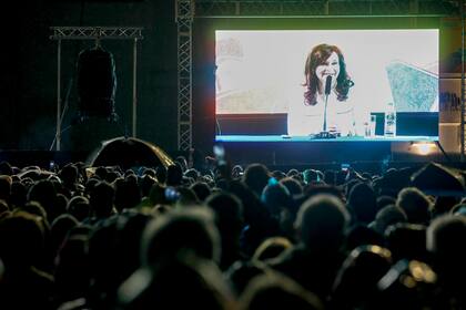 Las presentaciones de su libro, Sinceramente, le sirve a Cristina Kirchner para tomar contacto con sus votantes sin exponerse demasiado; aquí en la primera de ellas, durante la Feria del Libro