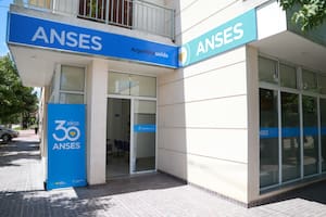 Quiénes cobran prestaciones de Anses este lunes 20 de abril