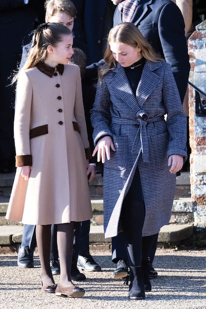 Las primas, la princesa Charlotte y Mia Tindall, se mostraron muy compinches durante la
misa de Navidad. La hija de Kate y William lució un abrigo beige con detalles en gamuza marrón