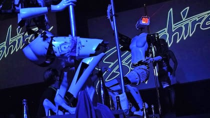 Las primeras "robots strippers" bailan en la inauguración del Sapphire Gentlemen''s Club