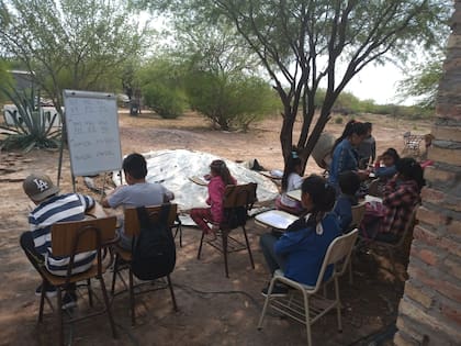 Las primeras clases que dio Franco fueron en el medio del monte con cuarenta grados de calor.