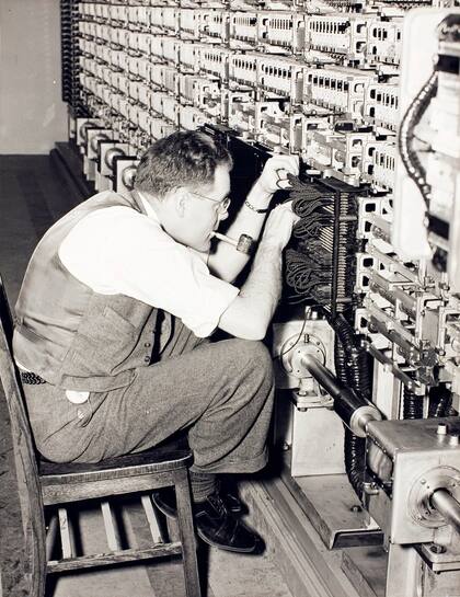 Las primeras computadoras estaban hechas de relés y kilómetros de cables