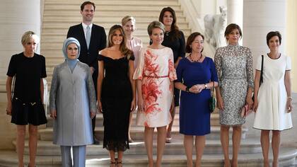 Las primeras damas y el primer caballero, antes de una cena al margen en la cumbre de la OTAN
