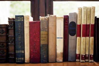 Las primeras ediciones de novelas clásicas, si están en buen estado y conservan su portada original, se pueden vender a un precio elevado