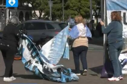 Las primeras en llegar a la zona del Obelisco comenzaron a desplegar sus banderas con las consignas de sus reclamos en el #17A