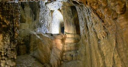 Las primeras excavaciones en Herculano se realizaron con la forma de túneles, que conectaron con su antiguo anfiteatro