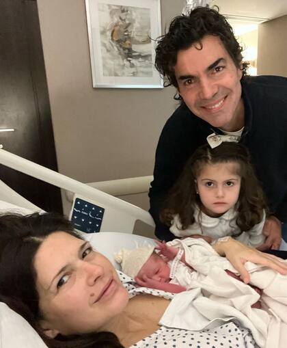 Las primeras fotos familiares junto a la recién nacida Julia Urtubey (Foto: Instagram @isabelmacedophoto)