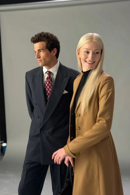 Las primeras imágenes de la serie generaron críticas inmediatas. Rudy Mance fue convocado por Ryan Murphy para encaminar el vestuario