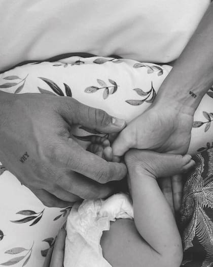 Las primeras imágenes del pequeño Apolo, hijo de Mau Montaner y Sara Escobar