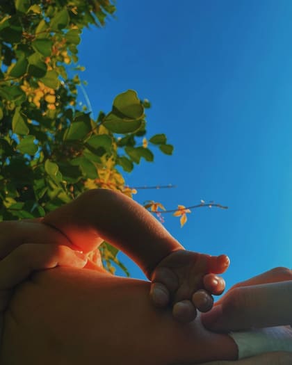 Las primeras imágenes del pequeño Apolo, hijo de Mau Montaner y Sara Escobar