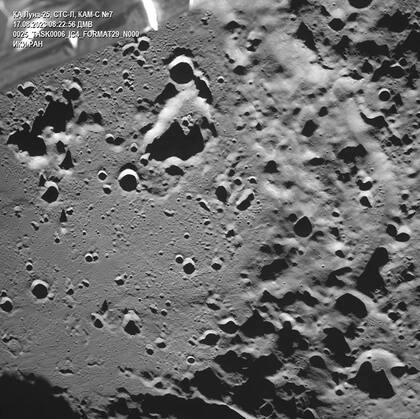 Las primeras imágenes que envió Luna 25, que muestra los cráteres del hemisferio sur del satélite