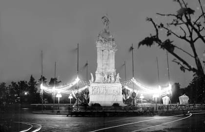Las primeras luces de Buenos Aires estuvieron en el Parque 3 de Febrero. Ya hacia la década de 1930 la luz primitiva había dado paso a grandes juegos de iluminación para calles y monumentos.