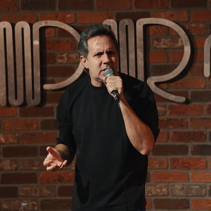 Las primeras rutinas de comedia de Led eran muy locales, relacionadas con situaciones de su entorno cercano