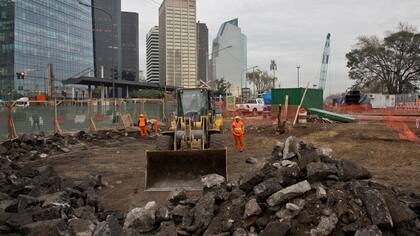 Las primeras tareas para concretar el Paseo del Bajo, en Puerto Madero, ya impactan en el movimiento del barrio y obligan a los visitantes, los vecinos y los trabajadores de la zona a adaptarse a los cambios.