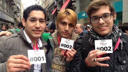 Las primeras tres personas en la cola, a la espera de que el local abra sus puertas