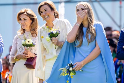 Las princesas Aimee (casada con el príncipe Floris, hijo menor de la princesa Margarita) y Marilene (mujer del príncipe Maurits, también hijo de Margarita) junto a Amalia, que se ríe a carcajadas.