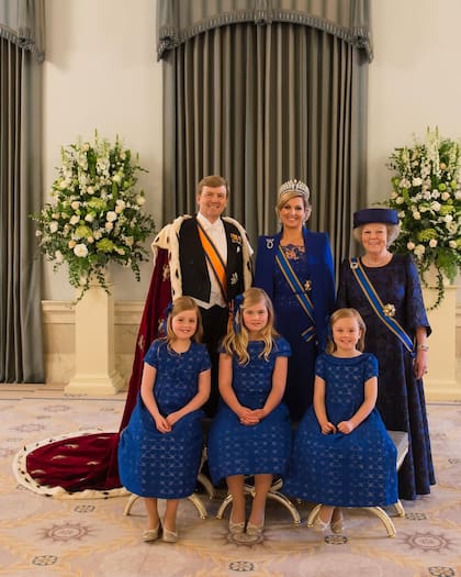 Las princesas Alexia, Amalia y Ariane también lucieron vestidos azules con moños en el cabello (Foto: Instagram @queen.maxima)