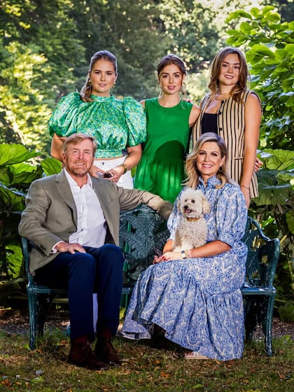 Las princesas Amalia, Alexia y Ariane, los reyes Guillermo Alejandro y Máxima y su perro Mambo posaron en el jardín del Palacio Huis ten Bosch para la sesión de fotos de verano (Foto: Instagram @patrickvkatwijk)