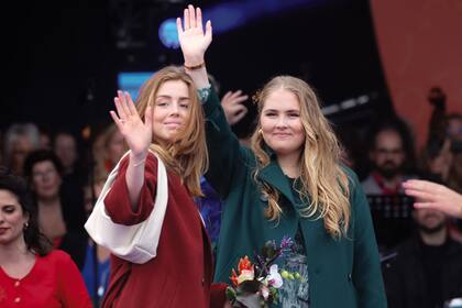 Las princesas Amalia y Alexia saludan a los ciudadanos de Emmen, que las acompañaron durante todo el día.