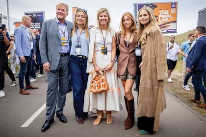 Las princesas Ariane, Alexia y Amalia posan con sus padres, los reyes Guillermo Alejandro y Máxima