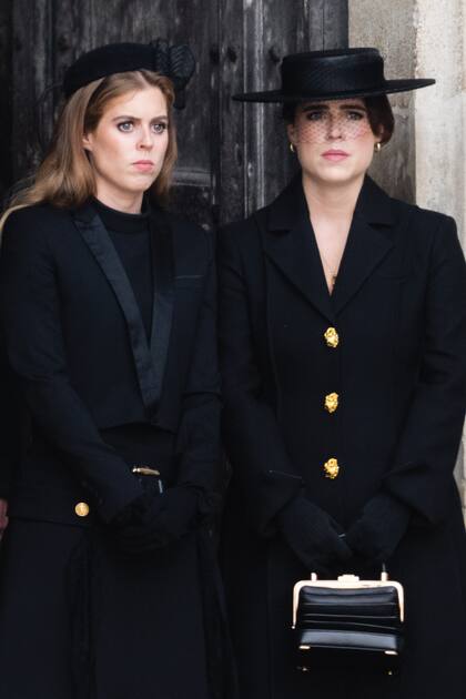 Las princesas Beatrice (con vestido de Vuitton y chaqueta The Kooples) y Eugenia de York (vestido tapado de Day Birger et Mikkelsen y cartera de Gabriela Hearst), hijas del príncipe Andrés.