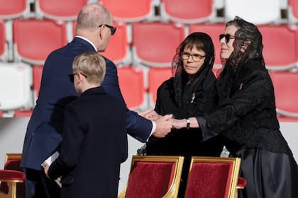 Las
princesas Estefanía
y Carolina de
Mónaco saludan a
su hermano