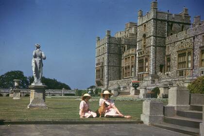 Las princesas Isabel y Margarita tomando el sol frente al castillo de Windsor, el 8 de julio de 1941