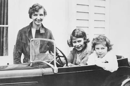 Las princesas junto a su institutriz, Marion Crawford.