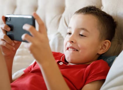 Las principales academias de pediatría a nivel mundial recomiendan que antes de los 14 años ningún niño tenga un celular inteligente. El acceso a redes, debería ser después de los 16.