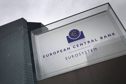 Las principales bolsas europeas abrieron con leves alzas hoy tras el anuncio del Banco Central Europeo (BCE) de un plan de compra masiva de títulos de deuda para contener el impacto económico del coronavirus