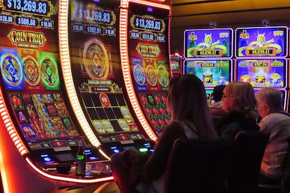 Las probabilidades de ganar en las tragamonedas varían ampliamente dependiendo del tipo de máquina y el casino y son muy populares (Archivo AP Foto/Wayne Parry)