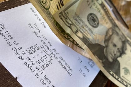 Las propinas elevan el ingreso final de los buss boys, que están por debajo del salario mínimo