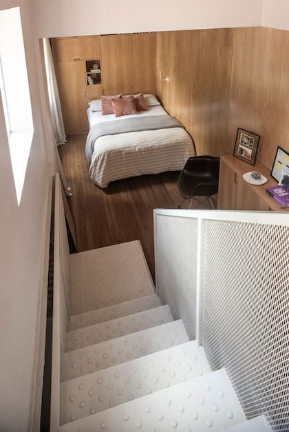 Las protecciones de la escalera hacia el segundo cuarto son de metal desplegado.