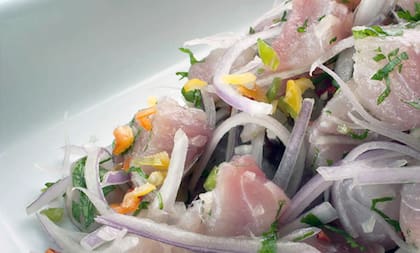 Las proteínas de los tejidos marinos están formadas por largas cadenas que, con el efecto ácido del limón, se desenrollan y reorganizan