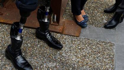 Las prótesis de Hugh Herr tienen computadoras, baterías y motores propios