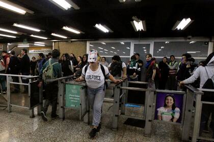 Viernes 18 de octubre. Los manifestantes salieron a las calles y protestaron en las estaciones de subte